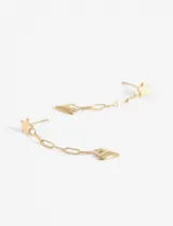 Par de caravanas largas doradas de acero quirúrgico hipoalergénico, con dije de estrella en el lóbulo y dije de corazón colgando de una cadena de eslabones rectangulares.