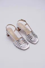 Sandalias de cuero doradas con tiras finas horizontales en el empeine, pulsera con hebilla al tobillo y tacón cuadrado.