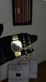 Cadena de eslabones tipo marina en color dorado, con cierre de mosquetón.