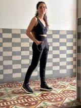 Pantalon de tiro alto confeccionado en lycra de algodon, con faja ancha en la cintura, bolsillos delanteros y traseros, y corte ajustado.