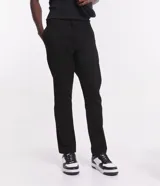 Pantalón skinny negro de sarga con elastano, estilo social, con cierre de botón y cremallera, y cintura con trabillas.