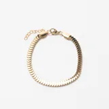 Pulsera de eslabones planos y articulados con acabado dorado y cierre de mosquetón con cadena de alargue.