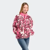Campera de polar con diseño estampado en blanco y negro, cuello alto con medio cierre frontal y bolsillos laterales.