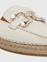 Alpargatas tipo mule color blanco, confeccionadas en cuero, con detalle de herraje metálico dorado en el empeine y suela de yute trenzado.