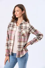 Camisa de viyela a cuadros en tonos rosado, beige y gris, de manga larga, con cuello camisero, cierre frontal de botones y un bolsillo aplicado en el pecho.