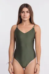 Malla enteriza de color verde militar, con escote en V y tirantes finos decorados con argollas metálicas.