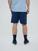 Bermuda deportiva Umbro modelo Veliz para hombre, color negro con detalles en blanco, cordón ajustable en la cintura y logo bordado en la pierna izquierda.