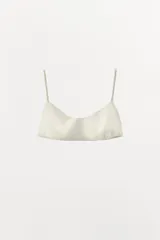 Bralette confeccionado en mezcla de seda, con escote redondo y tirantes finos ajustables. Cuenta con cierre en la espalda mediante gancho metálico.