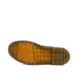 Botas Chelsea Dr. Martens modelo 2976, confeccionadas en cuero Crazy Horse color marrón con acabado envejecido. Presentan paneles elásticos laterales, suela de goma con costuras amarillas características y tirador trasero.