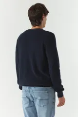 Sweater marrón liso de algodón con cuello redondo y costuras a contratono.