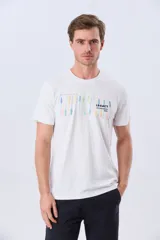 Remera de manga corta color gris, con cuello redondo y estampado frontal multicolor con diseño de remos y tipografía de la marca.