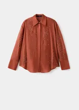 Camisa de manga larga de tejido mezcla lyocell en color marrón cobrizo, con cuello camisero, cierre frontal de botones ocultos y aplicación de strass brillante disperso por toda la prenda.