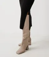 Vestido midi de manga larga y cuello alto, color verde militar, confeccionado en tejido acanalado.