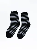 Par de medias cortas grises con talón y puntera blancos, banda superior blanca y banda inferior bordó. Poseen puntos antideslizantes en la planta del pie.