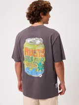 Remera gris oscuro de manga corta, con calce holgado y gran estampado en la espalda de una lata de refresco con la inscripción "Rusty Soda Club".