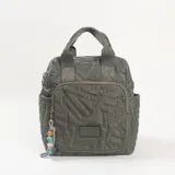 Mochila de diseño acolchado con costuras geométricas, color verde militar. Cuenta con doble asa superior, bolsillo frontal con cierre y un colgante decorativo con cuentas de colores.