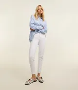Pantalón skinny blanco de sarga con cintura mediana, trabillas, cierre con botón y cremallera, bolsillos delanteros y traseros.