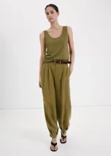 Top de lino color verde militar, con cuello redondo y diseño sin mangas.