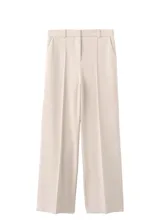 Pantalón de vestir de tiro medio, color beige, de corte recto y amplio con pinzas frontales.