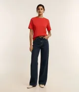 Remera básica de cuello redondo y manga corta, confeccionada en algodón suave y resistente.