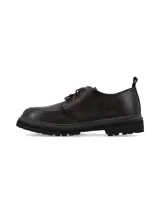 Zapato de cuero marrón oscuro con cordones, suela track robusta y costuras pespunteadas visibles alrededor de la base.