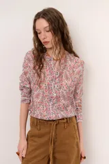 Camisa de manga larga con estampado floreado y abotonadura frontal.