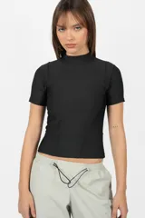 Top negro de media polera y manga corta, confeccionado en tela de punto de ribb con recortes y detalle de isologo bordado al tono en la espalda.