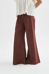 Pantalón ancho de viscosa color negro, con tiro alto y pinzas en la cintura.