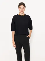 Sweater negro de lana merino y algodón, de mangas cortas y corte amplio.