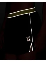 Short deportivo de running Under Armour, color azul marino, con calzoncillo interior, cintura elástica con cordón, bolsillo trasero con cremallera y detalles reflectantes.