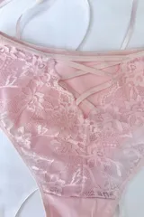 Bombacha de tiro alto confeccionada en encaje rosado con detalle de tiras cruzadas en la parte trasera.