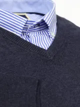 Sweater celeste de hilo con escote en V y logo bordado en el frente.
