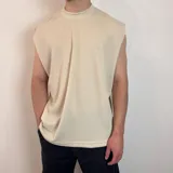 Musculosa de cuello redondo alto, confeccionada en tejido de micro panal, con diseño sin mangas y corte holgado.