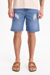 Bermuda de denim negro con diseño clásico y detalles de roturas en el frente.