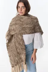 Ruana artesanal tejida en telar con lana hilada a rueca por tejedoras rurales de Uruguay, con diseño a cuadros en tonos marrón y beige y flecos en los extremos.