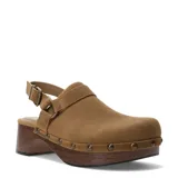 Zuecos de mujer Miss Carol Onira de gamuza color tostado, con plataforma y taco de madera con tachas metálicas decorativas en el contorno y tira trasera ajustable con hebilla.