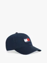 Gorra de béisbol azul marino Tommy Jeans, confeccionada en sarga de puro algodón con efecto lavado y desgaste. Presenta un parche ondulado con el logo de la marca en el frente y botón en la parte superior.