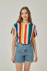 Blusa de mangas cortas con estampado de rayas verticales multicolores.