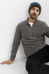 Campera de micropolar azul marino con cierre frontal parcial y bolsillo en el pecho.