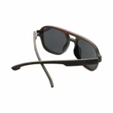 Lentes de sol con montura de madera color marrón y lentes grises.