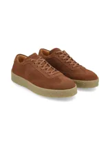 Championes de gamuza color marrón con cordones al tono y suela de goma texturizada en color beige.