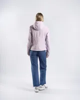 Campera entallada color lila, con capucha fija, cuello alto y cierre frontal completo. Presenta mangas largas y diseño de paneles curvos.