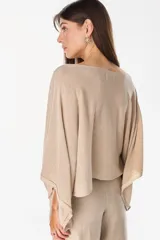 Blusa tejida marrón con hilo brillante Lurex, de corte holgado, mangas amplias y escote bote.