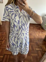 Camisón corto con estampado abstracto en tonos celeste y blanco, cuello mao y media botonadura.