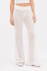 Pantalón de tiro alto y diseño ancho, confeccionado en tejido de punto crochet de color blanco.