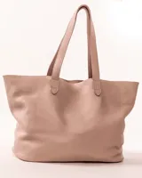 Bolso tote grande color rosa nude, de cuero vacuno, con doble asa de hombro y bolsillo separador extraíble.