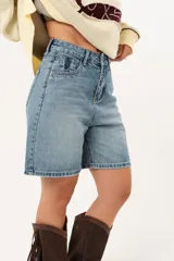 Bermuda de jean celeste, tiro alto y corte holgado.