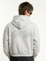 Hoodie gris melange con capucha, cierre frontal y gran bordado en relieve en la espalda.