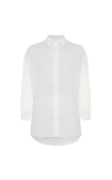 Camisa blanca oversize con mangas de red transparente y detalles calados en los laterales, cuello camisero y cierre frontal de botones.
