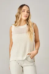 Chaleco verde de tejido de algodón calado, sin mangas y con cuello redondo. Tejido a mano en Uruguay.